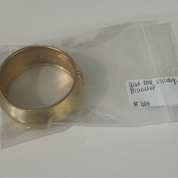 Vintage gold tone unsigned clamper bracelet - Picture 4 of 10